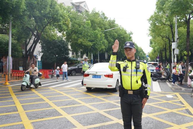 武汉交警组团护航开学 暖心守护点亮平安第一课