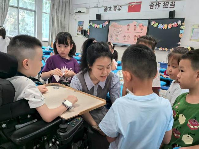 罕见病SMA患儿小石头的入学首日 逆风成长的勇敢第一步
