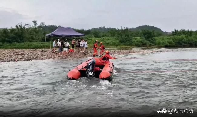 暴雨突降致21人被困 消防在河道上搭起一条橙色“救命”线