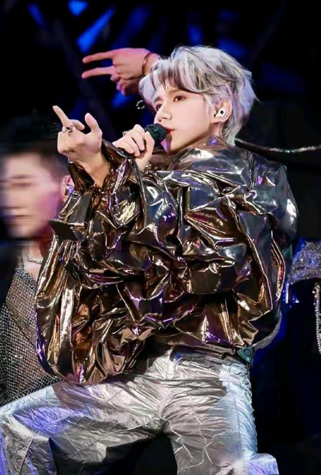 王源00后鸟巢第一人 燃爆宇宙演唱会