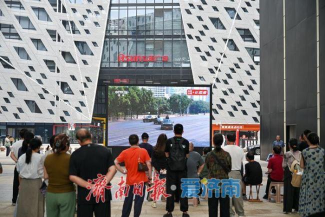 门店大屏幕转播阅兵路人纷纷驻足 共赏盛典激发爱国情
