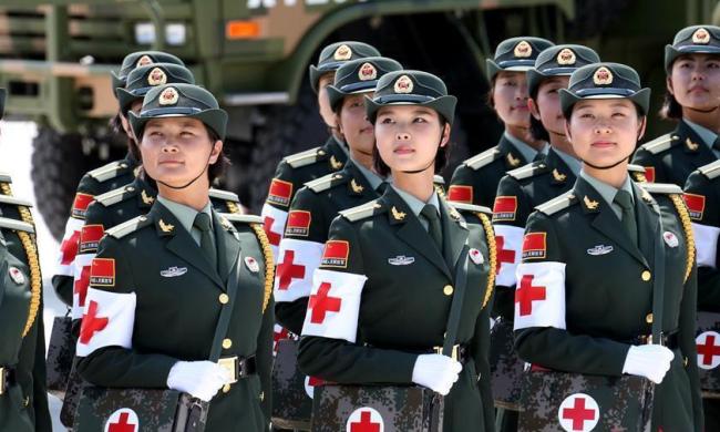 英姿飒爽！女民兵方队亮相阅兵现场 巾帼不让须眉