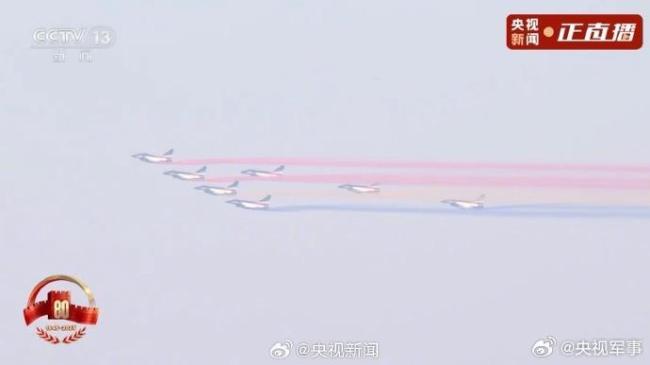7架殲10拉出14道彩煙 銘記抗戰(zhàn)歷程