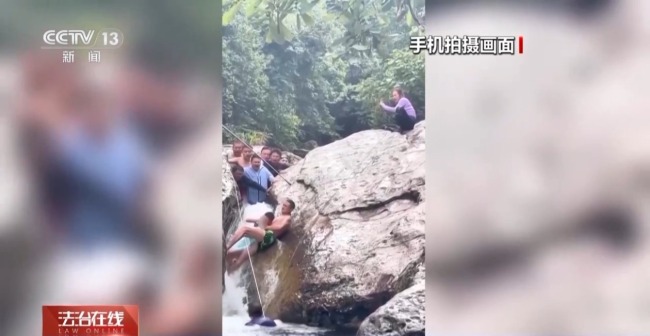 点赞平凡英雄 盘点那些英勇救人的感动瞬间！