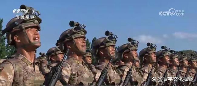 实战编组亮剑：阅兵装备群展现中国军队制胜硬实力