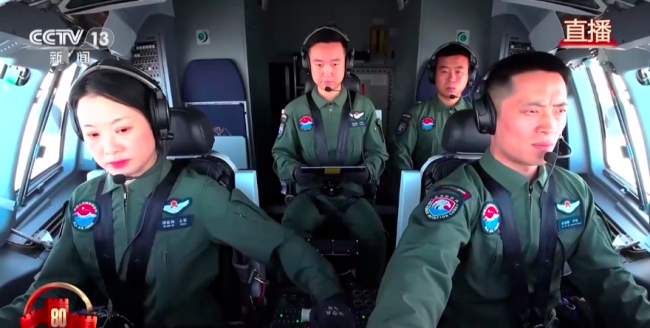 女机长驾驶运油-20A飞过天安门广场上空接受检阅