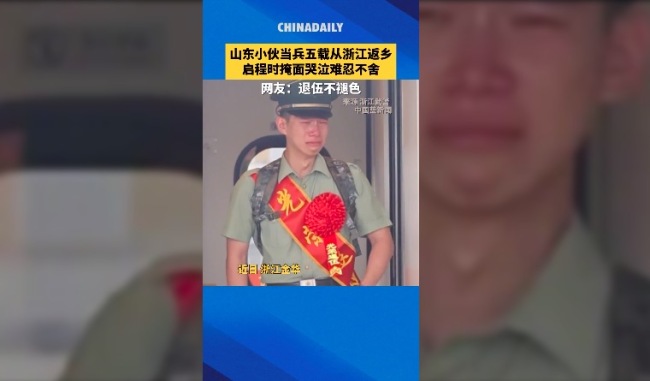 军人退伍不舍返乡掩面哭泣 网友：退伍不褪色