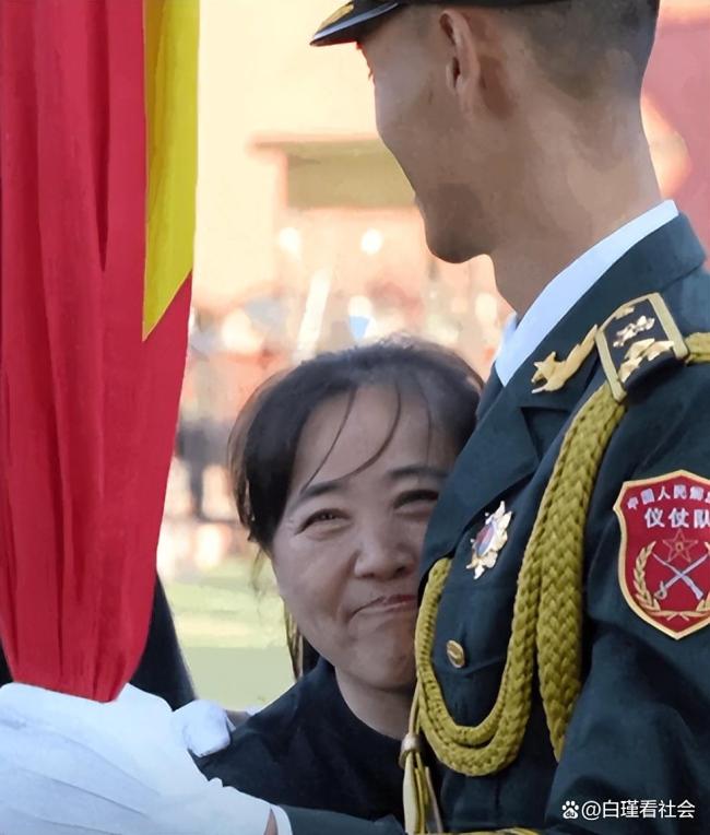 河南小伙张威任阅兵升旗手,每天挥臂1300下,13双破手套令人泪目