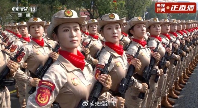 女民兵方队亮相 巾帼英姿再展风采