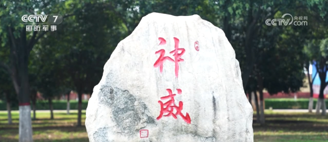 完整视频：空中梯队呼啸而来接受检阅 展现强军风采