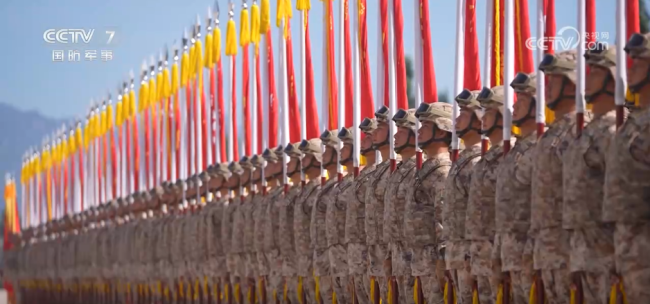 閱兵裝備方隊原地熱車啟動 鋼鐵洪流蓄勢待發(fā)