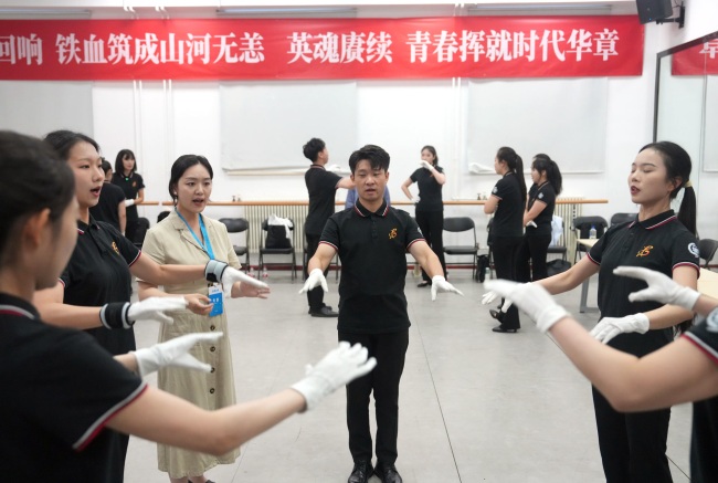 揭秘3000人大合唱谁来指挥，16名合唱分指挥 表情动作就像一个人