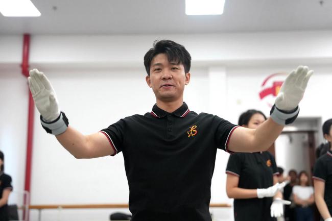 退役大学生士兵天安门广场圆了指挥梦