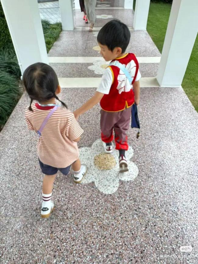 许昕从新疆赶回上海送娃上学 家有神兽开学了