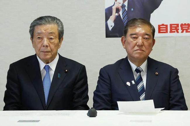日本执政党爆发辞职潮