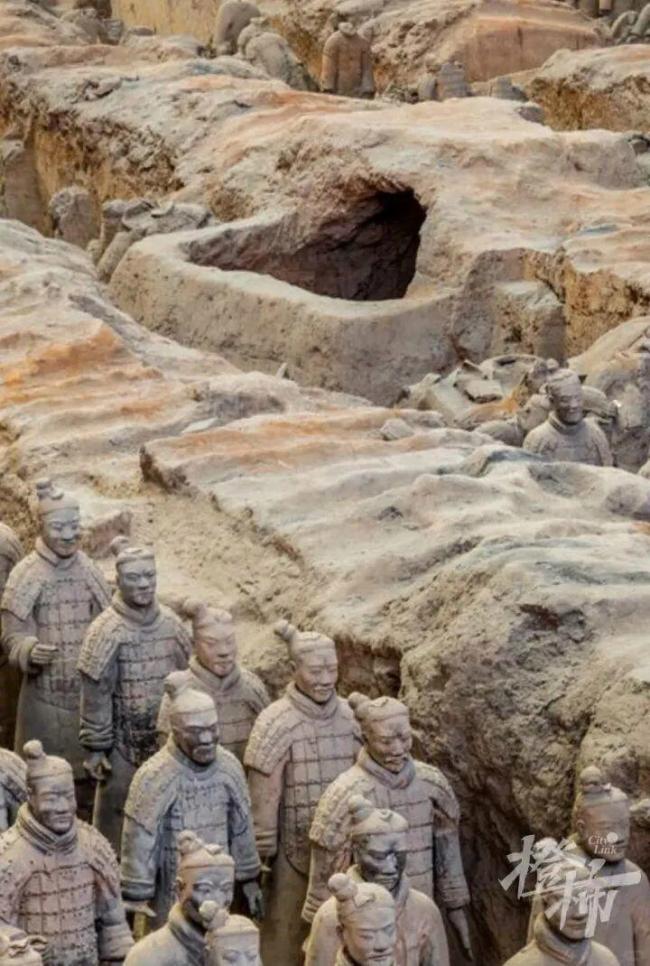 兵马俑一号坑为啥有个大洞？网友脑洞大开：盗洞？古墓葬？员工通道？