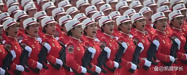 民兵方队领队称向右看时最震撼 英姿飒爽女中豪杰