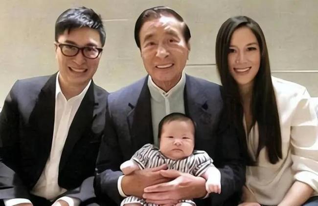徐子淇登上港版VOGUE9月封面 辣妹造型惊艳亮相