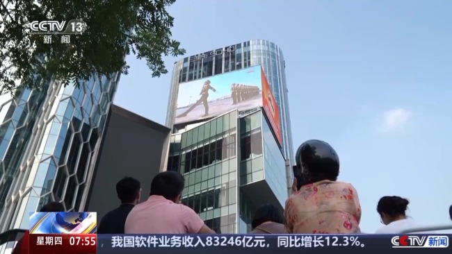 当战机掠过长空 北京街头成为别样观礼台