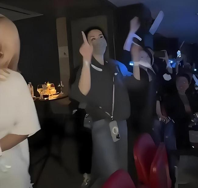 <strong>关晓彤</strong>拒绝熬夜连轴转 手写137封回信温暖人心