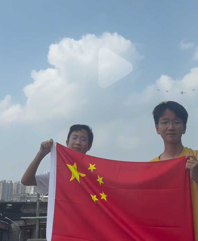 兄弟俩十年三次屋顶看阅兵 见证成长与强大