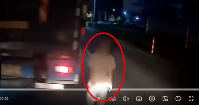 廣東一男子凌晨站公路中間險(xiǎn)被撞