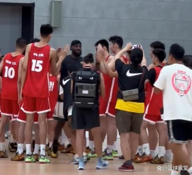 詹姆斯和赵睿一同观看国青男篮训练