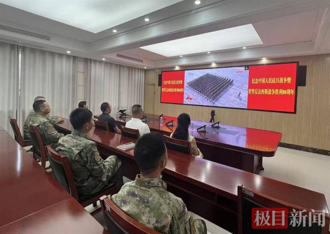 Xiangyang的学生唱歌的歌曲是由Xiangyang在军事游行