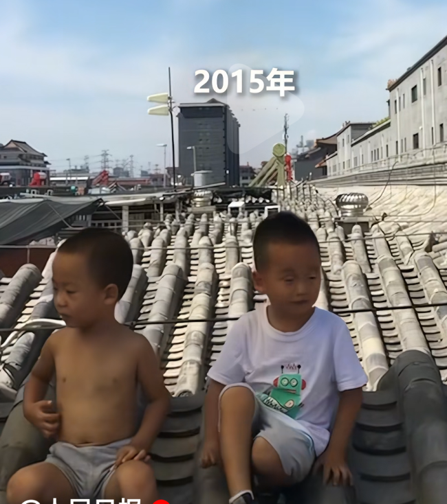 兄弟俩十年三次屋顶看阅兵 见证成长与强大