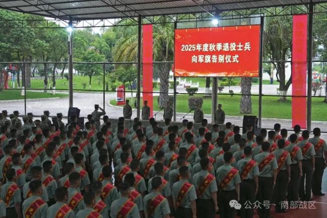 泪目！退伍老兵摘下肩章告别军营热泪盈眶