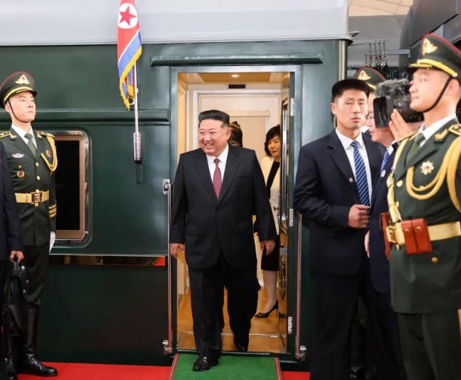 金正恩和女儿返程列车内部照公开