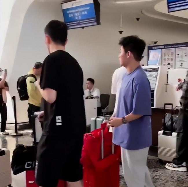 王楚钦在机场蛐蛐林诗栋发型 国乒全主力出征澳门