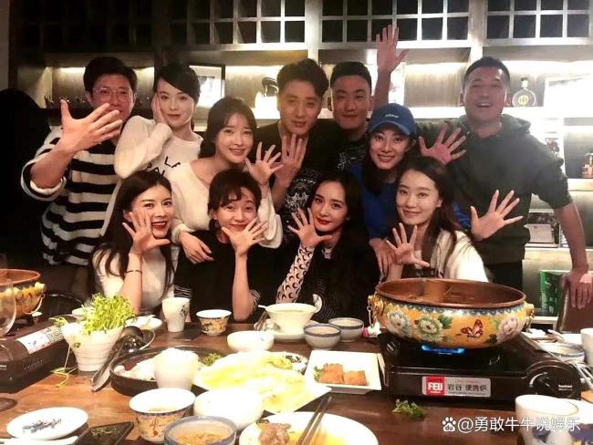 杨幂张小斐：从校服到礼服 共赴时尚盛宴