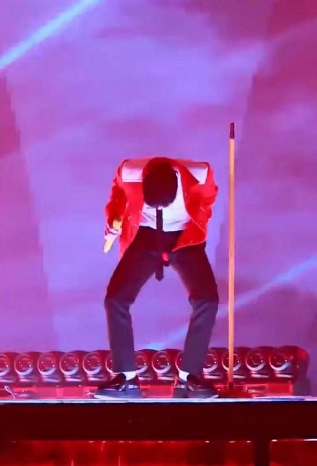 萧敬腾唱《<strong>王妃</strong>》时外裤突然崩裂 裂缝随表演扩大引发热议