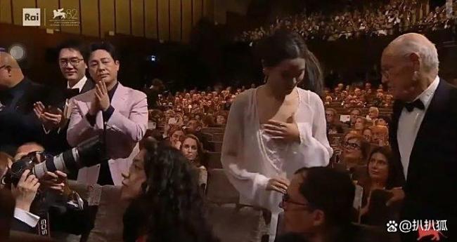 辛芷蕾获奖冯绍峰把高兴写脸上了 表情背后的真挚情感