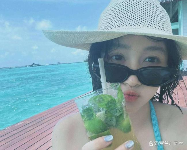 关晓彤ins更新 海边美照养眼动人