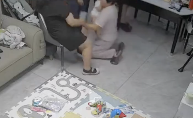 女子和丈夫闹离婚 婆婆当场下跪