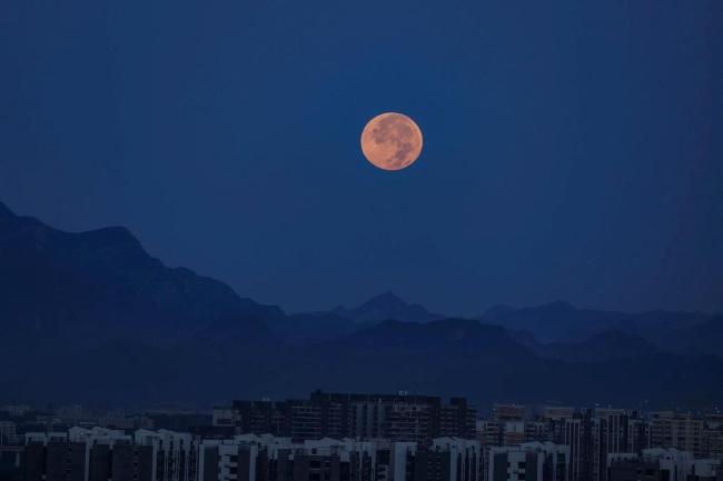 刷屏朋友圈！“红月亮”高清大图来了