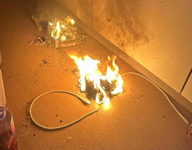 女子睡梦中被充电宝炸醒