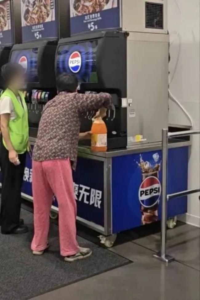 大妈山姆店自带大桶续杯饮料