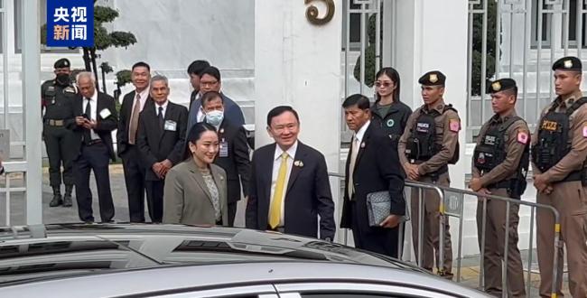 他信携女儿佩通坦现身最高法院