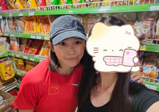 吴艳妮现身北京体育大学军训现场 与新生亲密互动