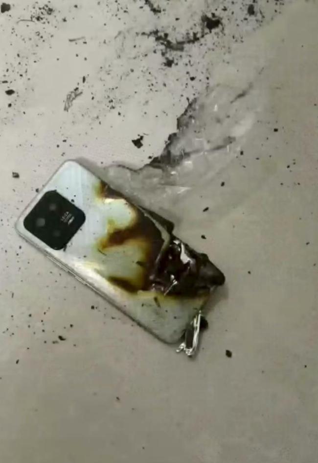 小米手机突然爆炸致3岁男童受伤