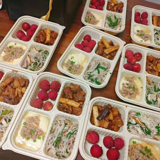 卖盒饭上瘾的年轻人