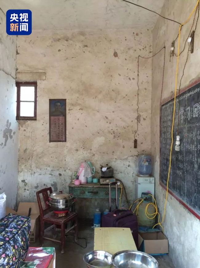 小学6年，每人一个满满当当的文件夹！