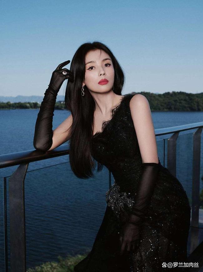 刘涛一袭玄色拖尾裙亮相红毯，黑长直秀发披垂肩头开云体育(中国)官方网站，好意思成姆妈级别