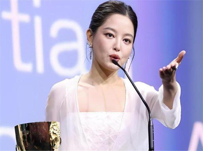 辛芷蕾拿了影后刘冲再也莫得发过花絮 从无名到影后的逆袭之路