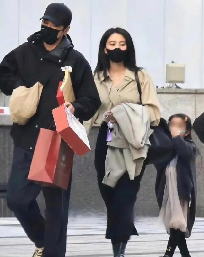 高圆圆抱着男儿下学回家 母爱满满温馨期间