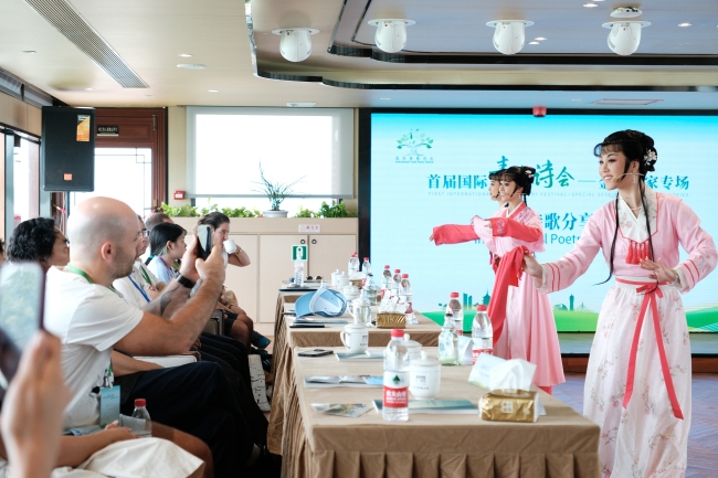 2024年7月21日,浙江杭州,金砖国家外国友人欣赏越剧《富阳新曲》。