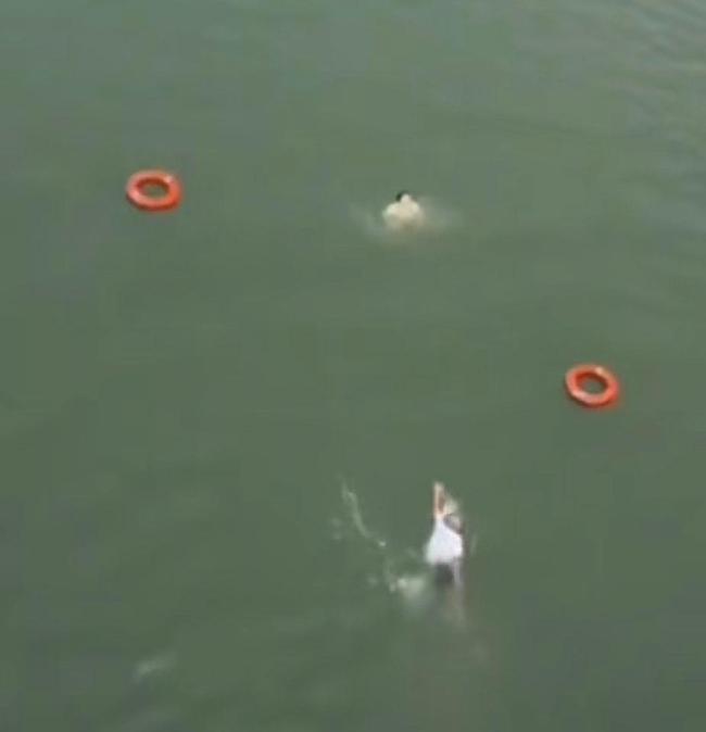 女子跳河司机跳18米高桥救人 英勇举动感动众人